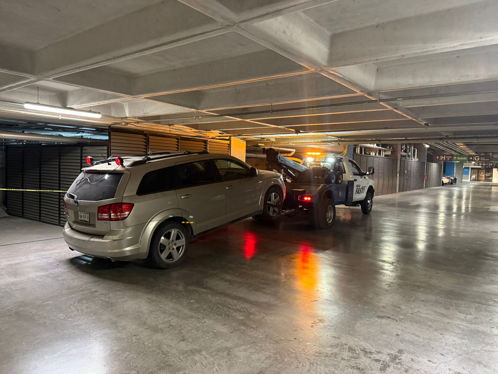 Servicio de arrastre de vehículo sedán